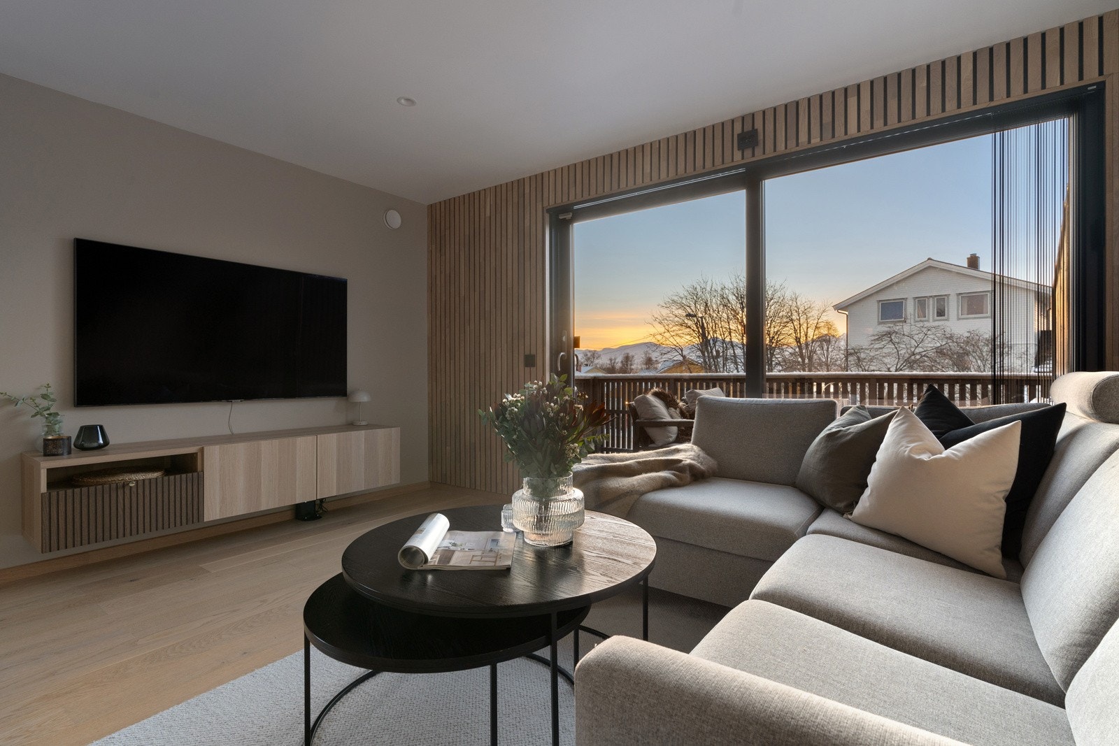 Naturlig plass for sofagruppe og TV. Galleribilde