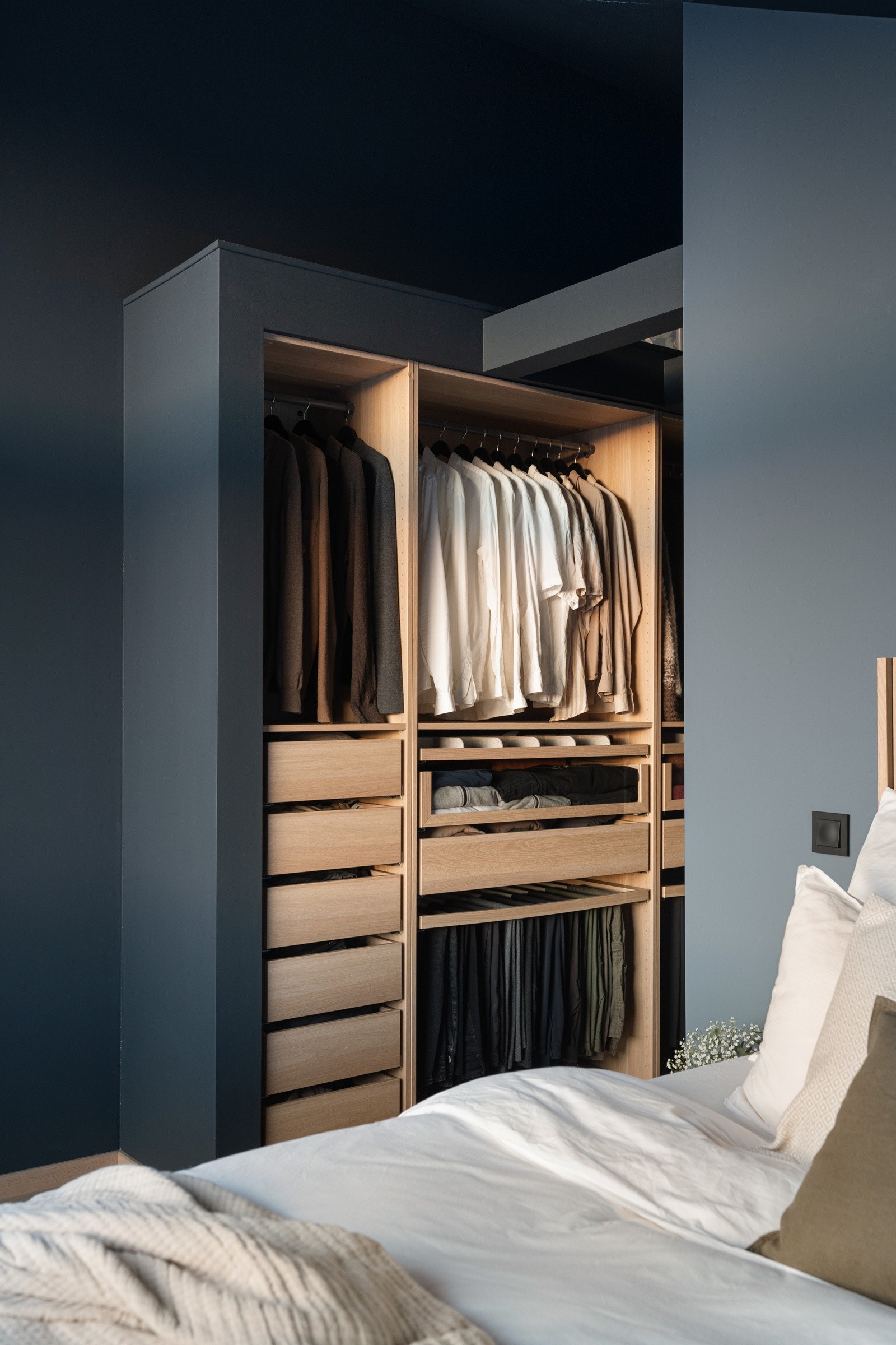 Soverommet har stort garderobeskap med masse oppbevaringsplass. Galleribilde