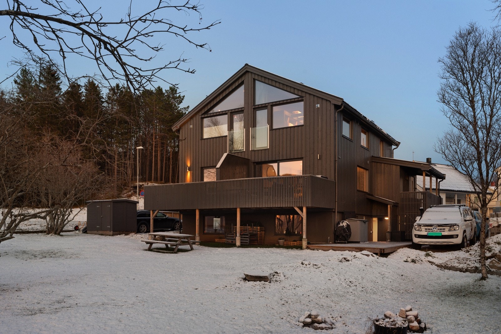 Boligen ligger svært attraktivt og barnevennlig til helt sør på Mellomvegen, like ved Telegrafbukta. Stor hage med plen. Felles for sameiet. Galleribilde