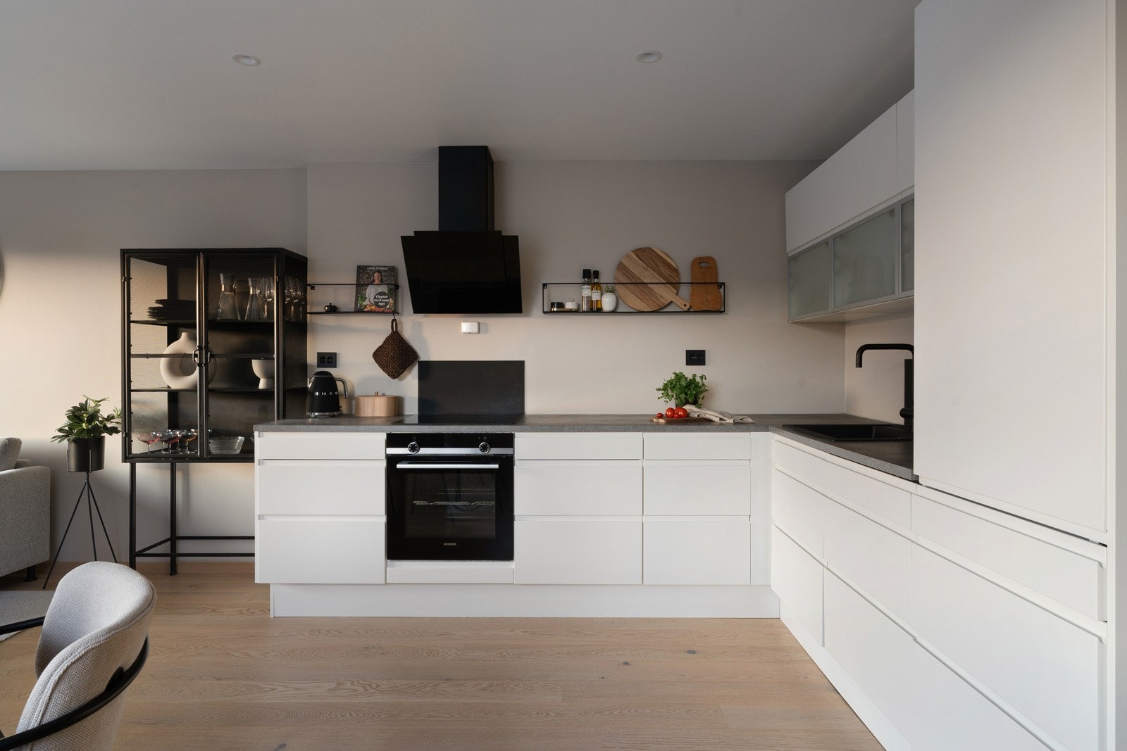 Nydelig kjøkken med god skap- og benkeplass. Galleribilde