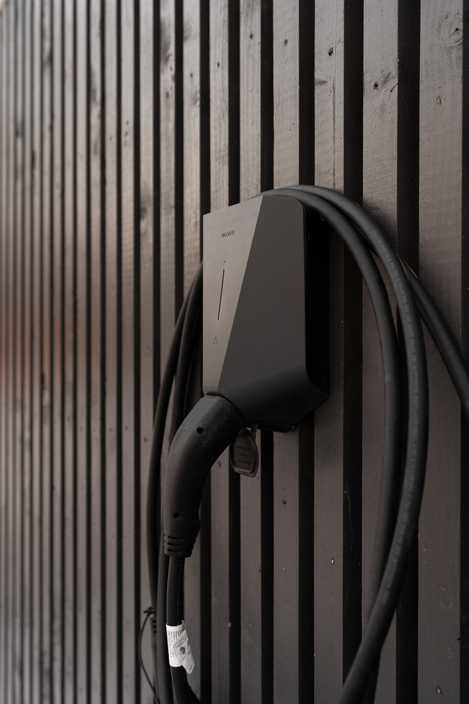 Det er montert elbil-lader ved parkeringsplassen. Galleribilde