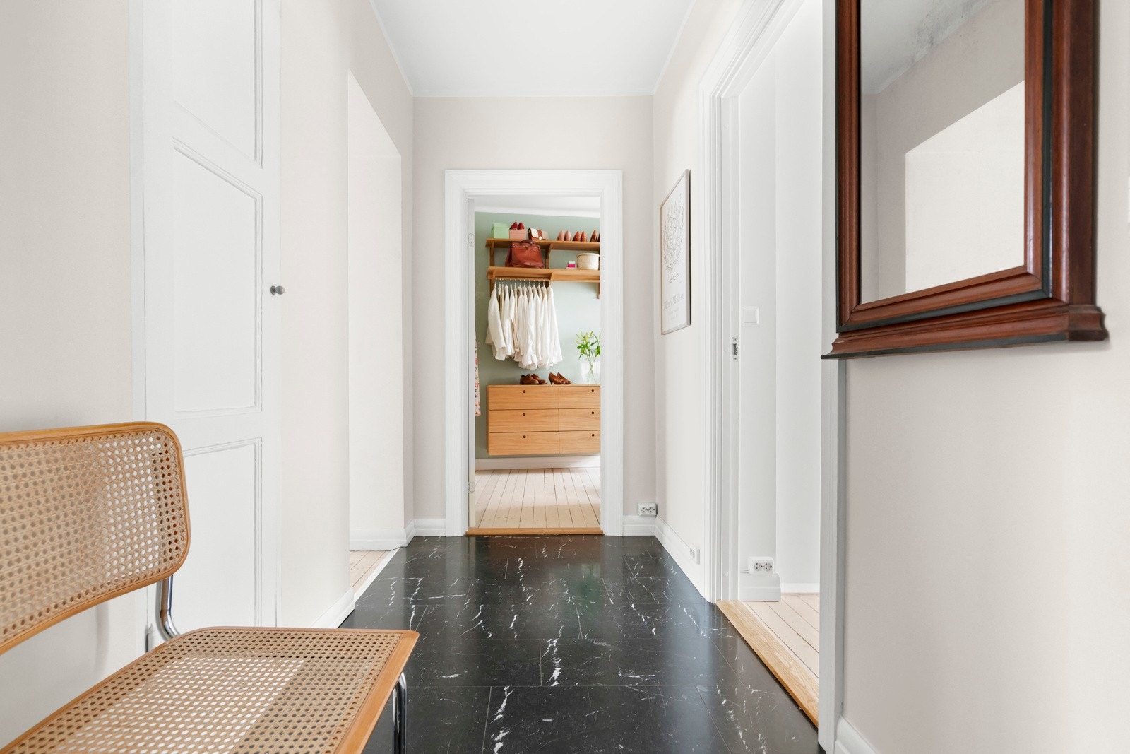 Gangen i leiligheten gir et flott førsteinntrykk. Smart kott på venstreside med masse oppbevaringsplass. Rommet oppusset i 2017 med eksklusive sorte marmorfliser med varmekabler på gulv. Vegger i rommet ble malt i 2025. Galleribilde