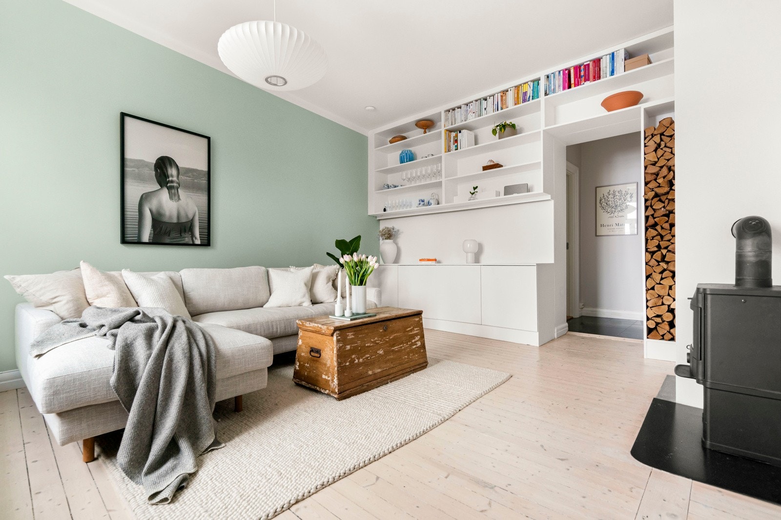 Stort plassbygd skapsystem på vegg mot soverommet. Her er det lagt opp med rikelig med strømtilgang og LED-lys. Galleribilde