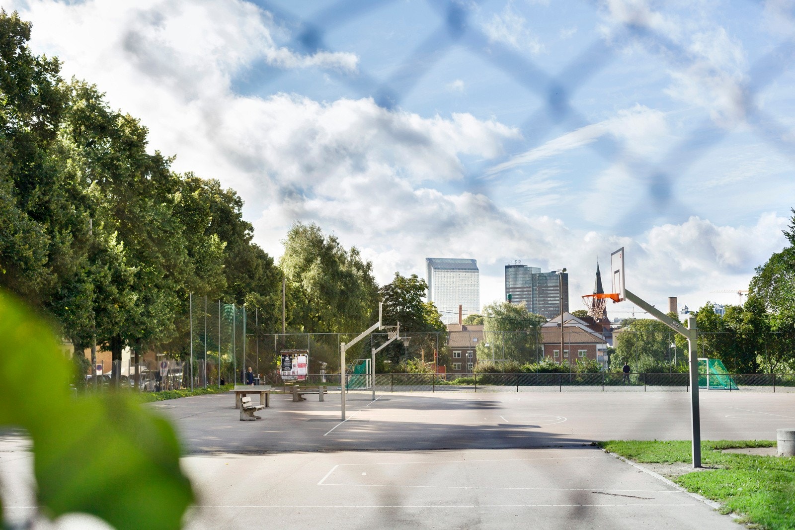 En liten spasertur unna leiligheten finner man Kubaparken. Her har man basketbane, bordtennis og skatemuligheter. Like nedenfor finner man Vulkan, med et god utvalg av serverings- og spisesteder. Galleribilde