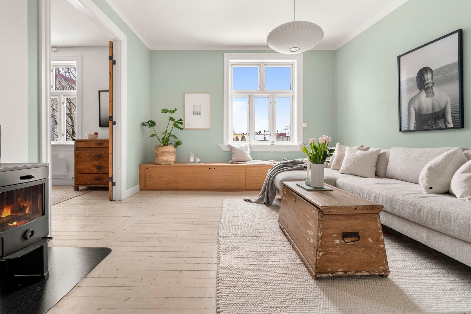 Stor åpning mellom stuen og kjøkkenet gir to sosiale og hyggelige rom. Galleribilde