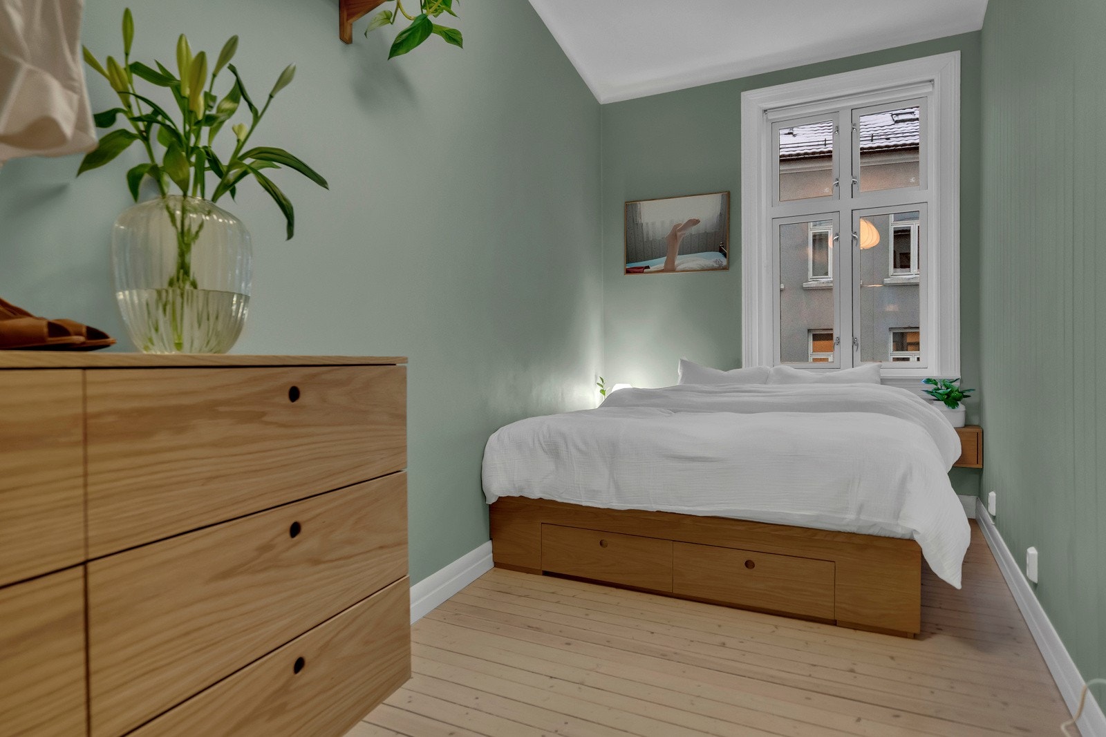 Leilighetens største soverom benyttes som hovedsoverom. Her er det smart plassbygget seng med gode oppbevaringsmuligheter under. Galleribilde