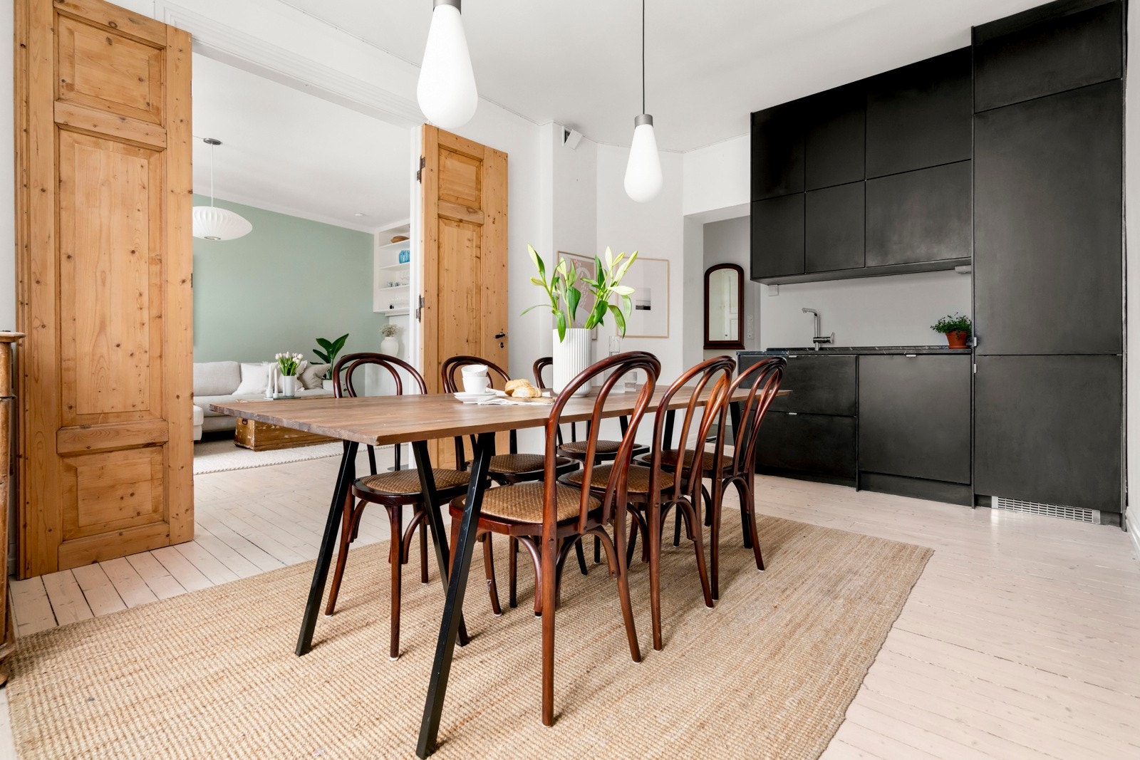 De klassiske fløydørene gir kjøkkenet og stuen et sosialt og hyggelig preg, men er også en ettertraktet og flott klassisk detalj. Galleribilde