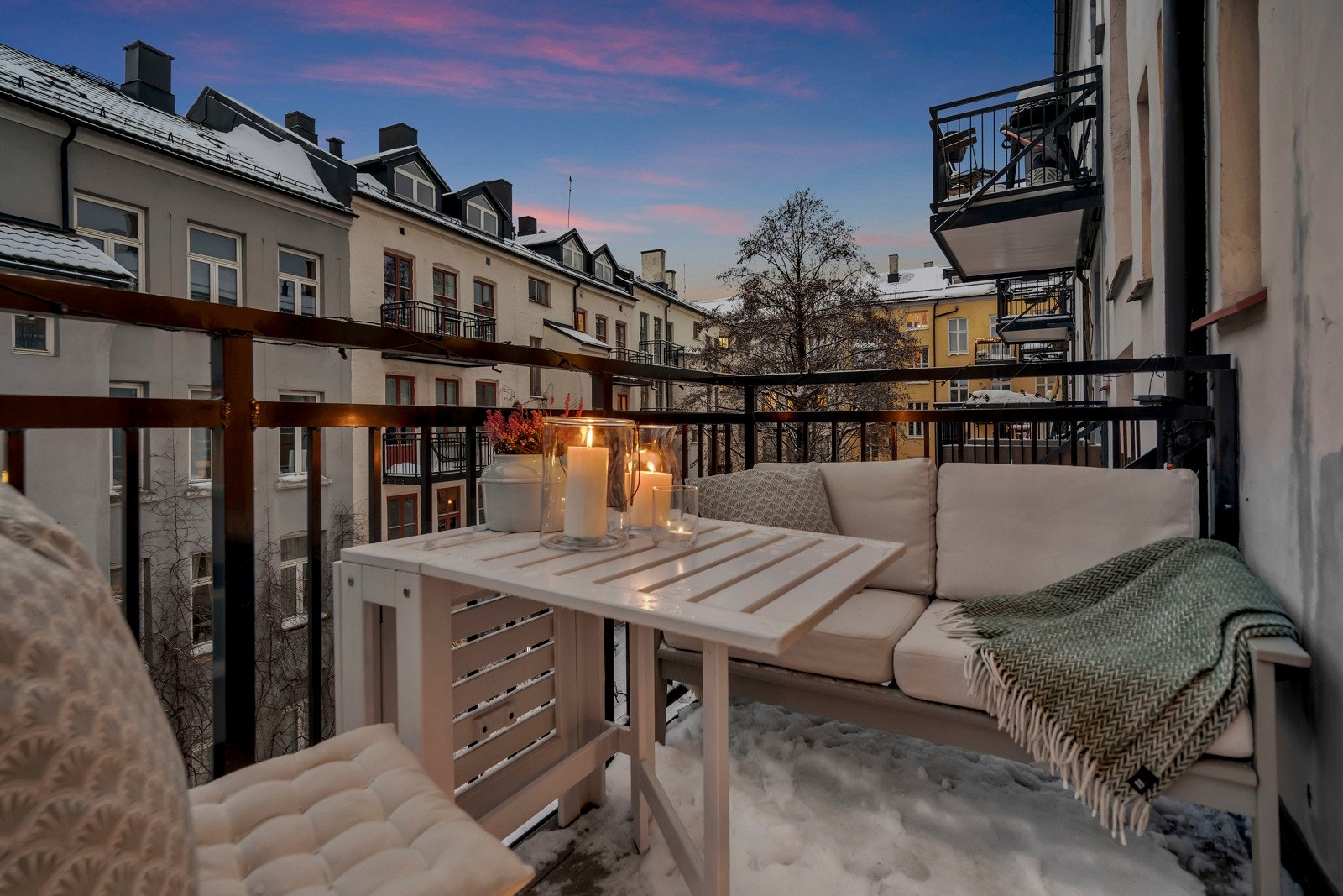 Hyggelig vestvendt balkong mot byggets bakgård. Her har man kveldssolen i sommerhalvåret. Galleribilde