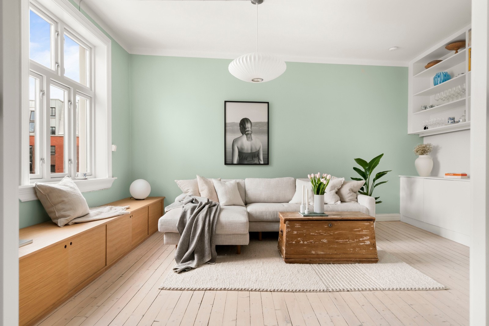 Stuen er et lyst hyggelig rom med flott utsyn over byens tak mot øst. Galleribilde