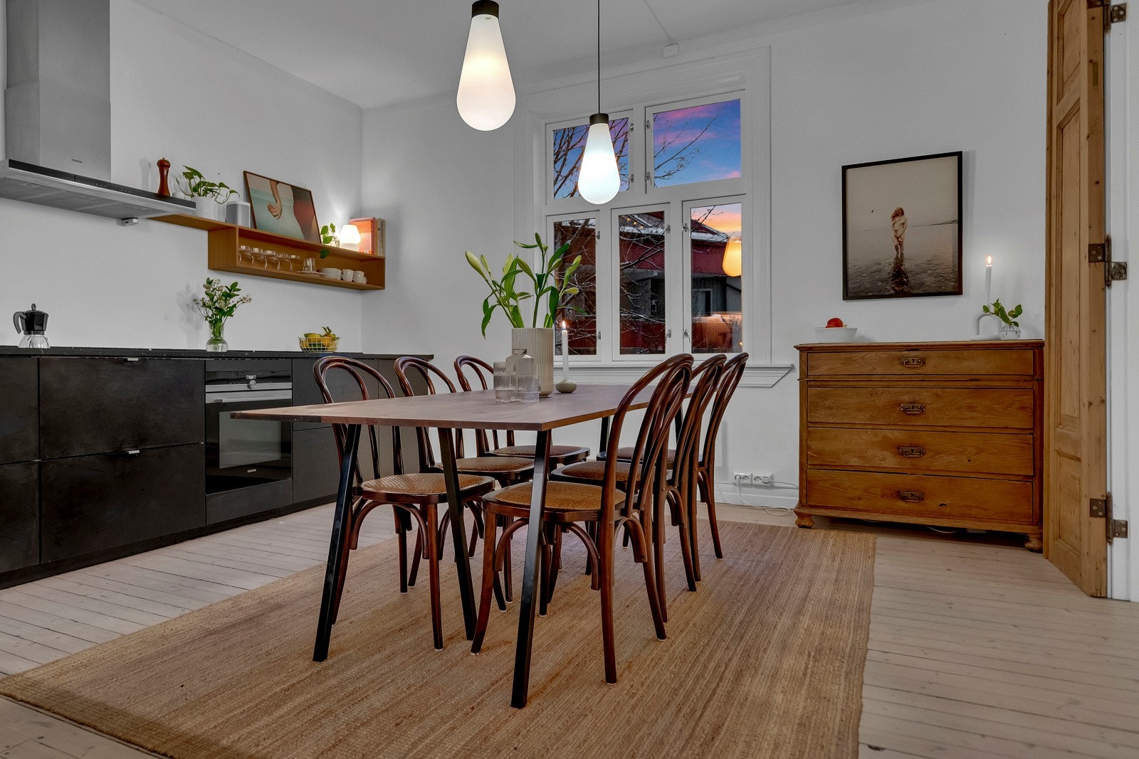 Leiligheten har et stort hyggelig kjøkken med god plass til stort spisebord. Kjøkkenet ble oppusset i 2017 og fremstår som både stilsikkert og påkostet med blant annet marmorbenkeplate og kvalitetshvitevarer fra Siemens. Galleribilde