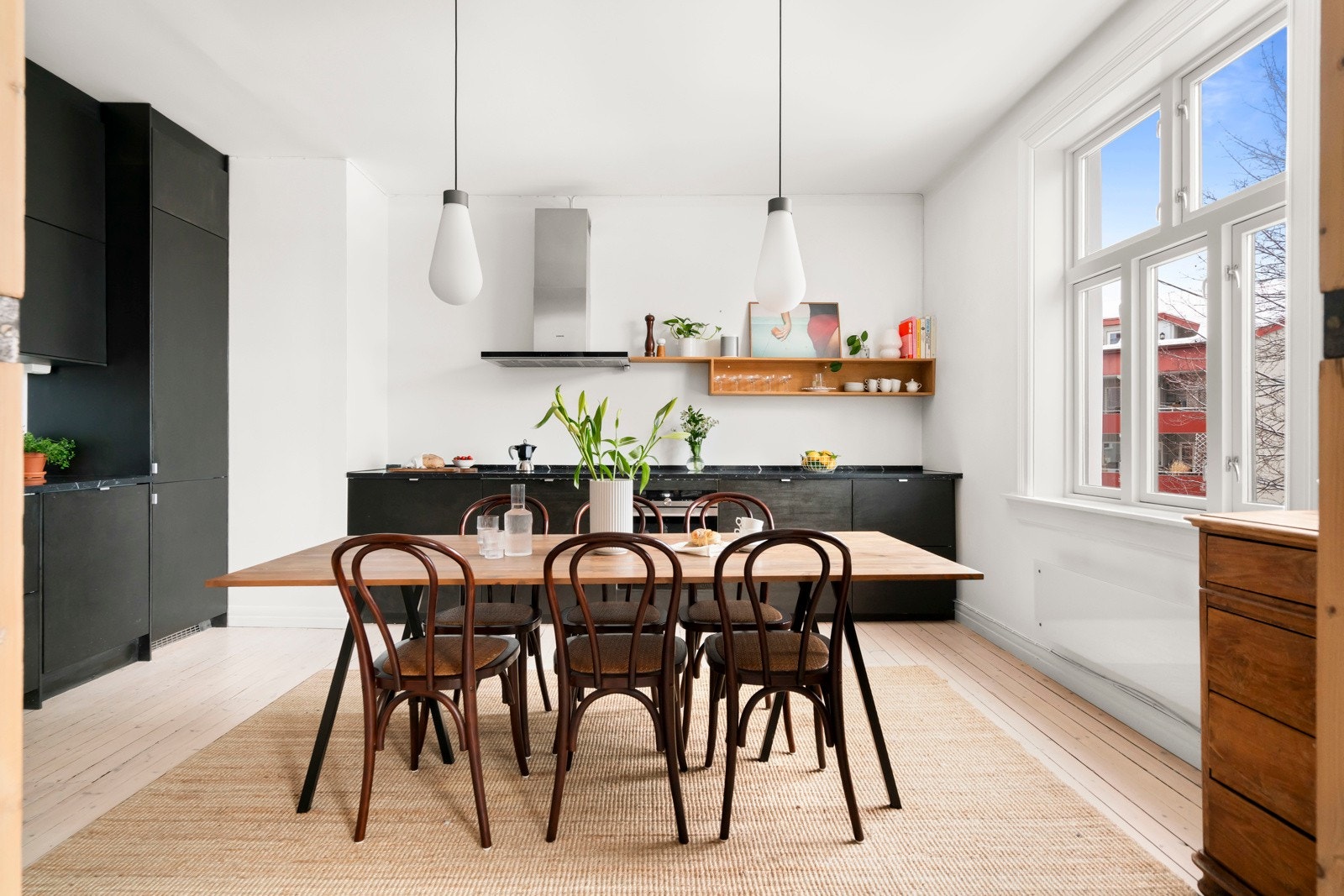 Et stort klassisk vindu gir masse naturlig lys. Stilsikkert kjøkken med moderne løsninger og flotte materialvalg. Galleribilde