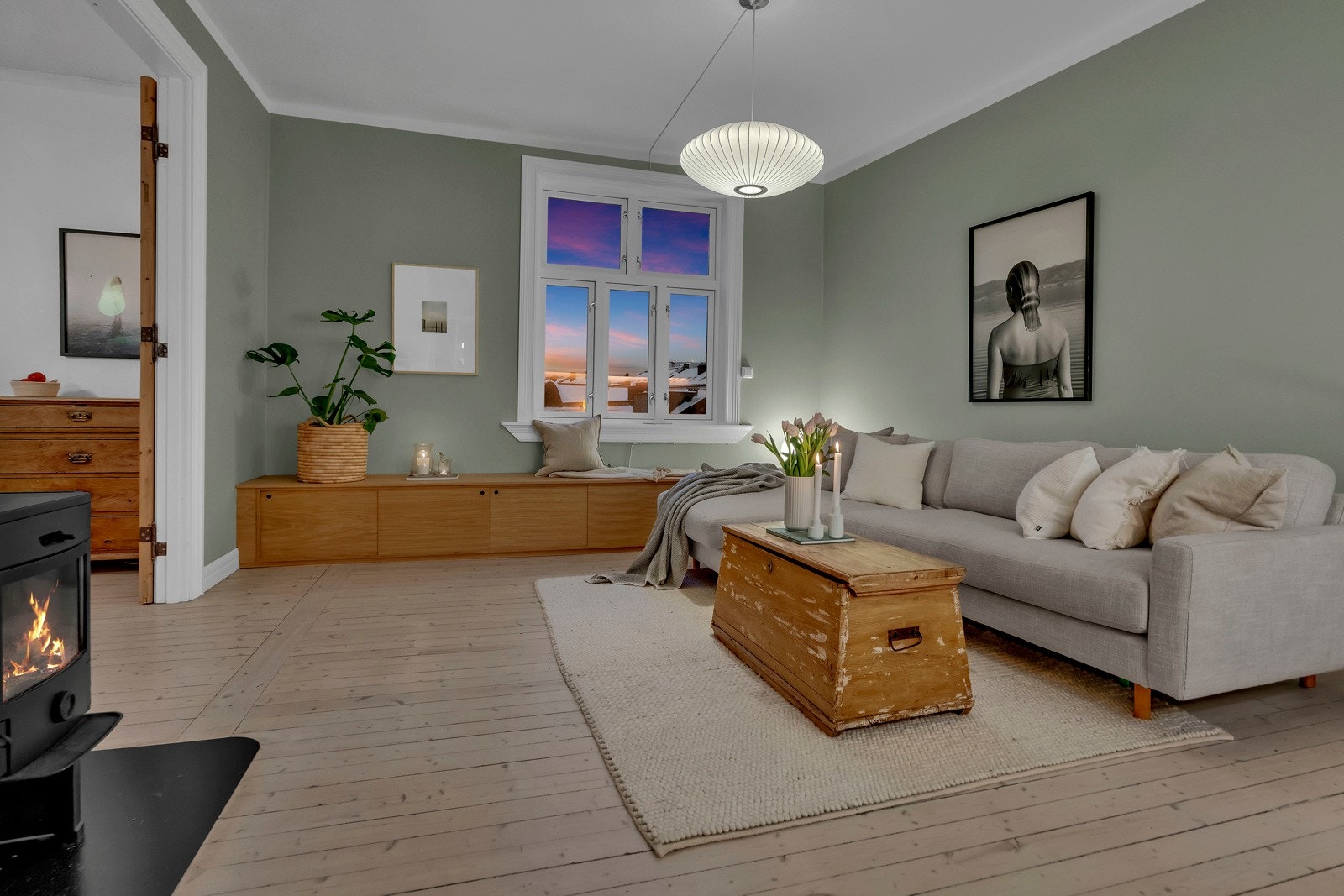 Stor hyggelig stue med flotte plassbygde løsninger for oppbevaring. Stuen og kjøkkenet har en flott og sosial løsning gjennom fløydører. Galleribilde