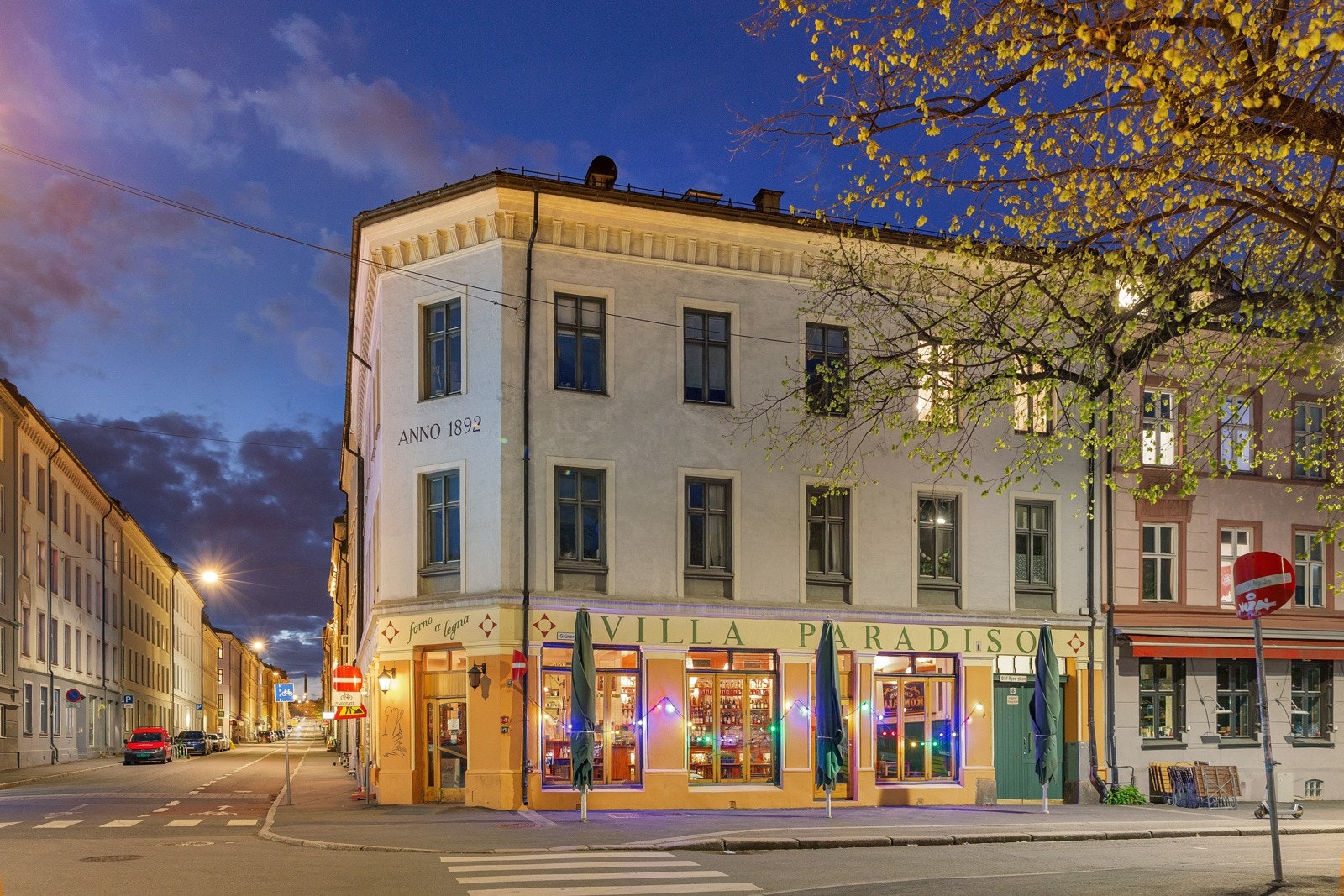 Grünerløkka er kjent for sitt brede utvalg av spise- og serveringsteder i alle prisklasser. Her fra Villa Paradisio ved Olaf Ryes Plass. Galleribilde