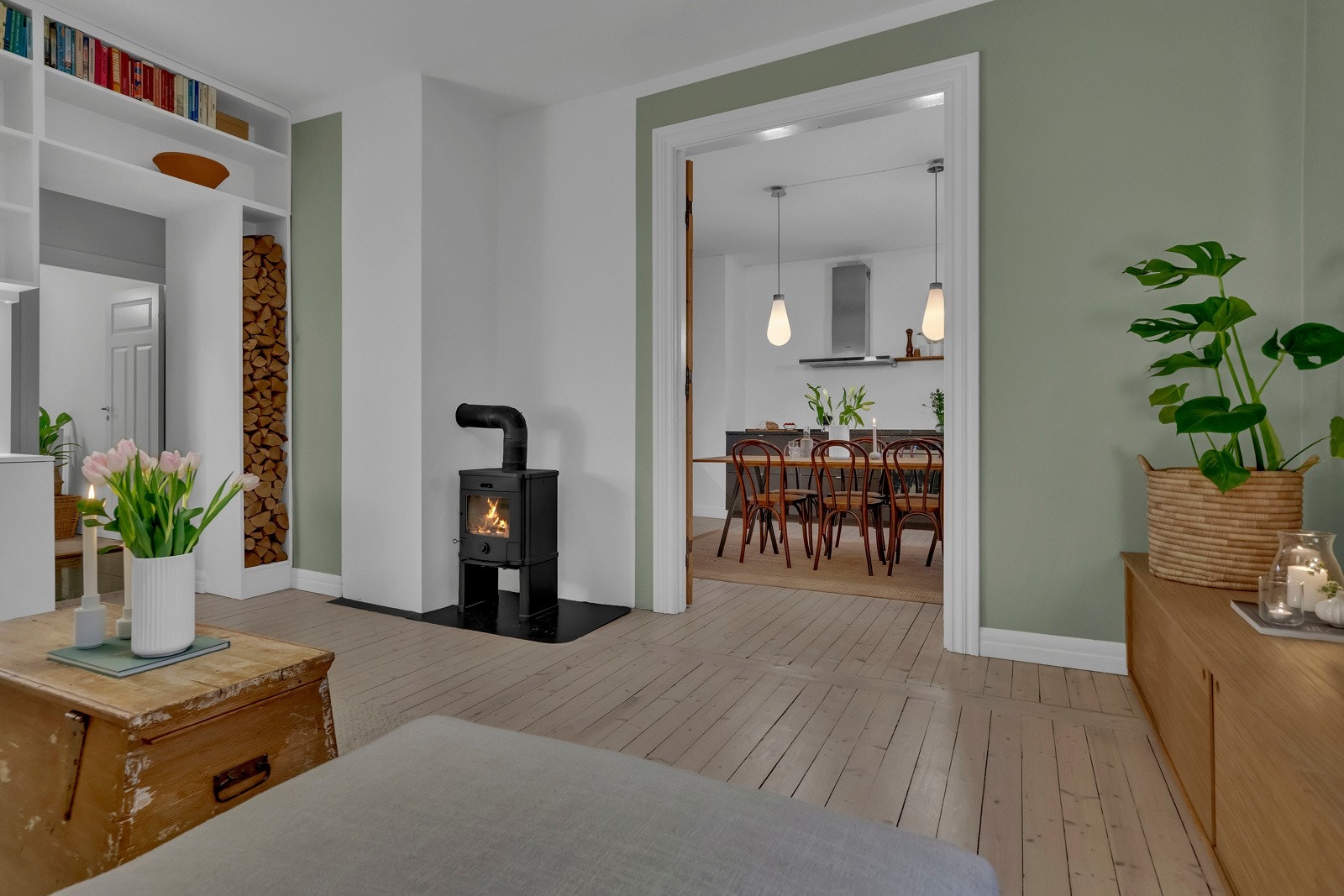 I stuen er det montert en moderne rentbrennende vedovn. Galleribilde