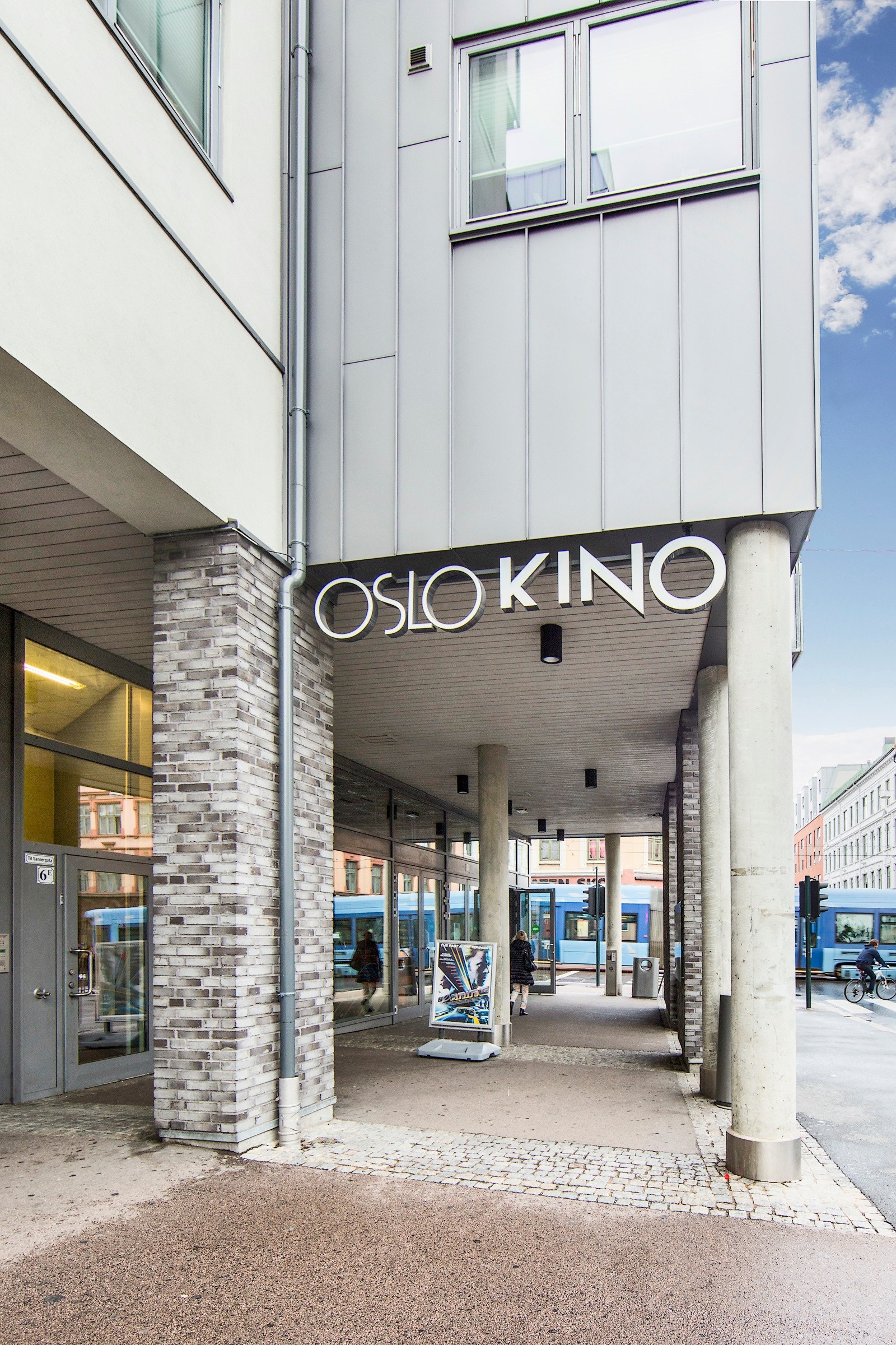 Like over Toftes gate finner man Ringnes Park med matbutikk, blomsterhandler, frisør, bakeri og jernvarebutikk. I tillegg finner man Ringen Kino. Galleribilde