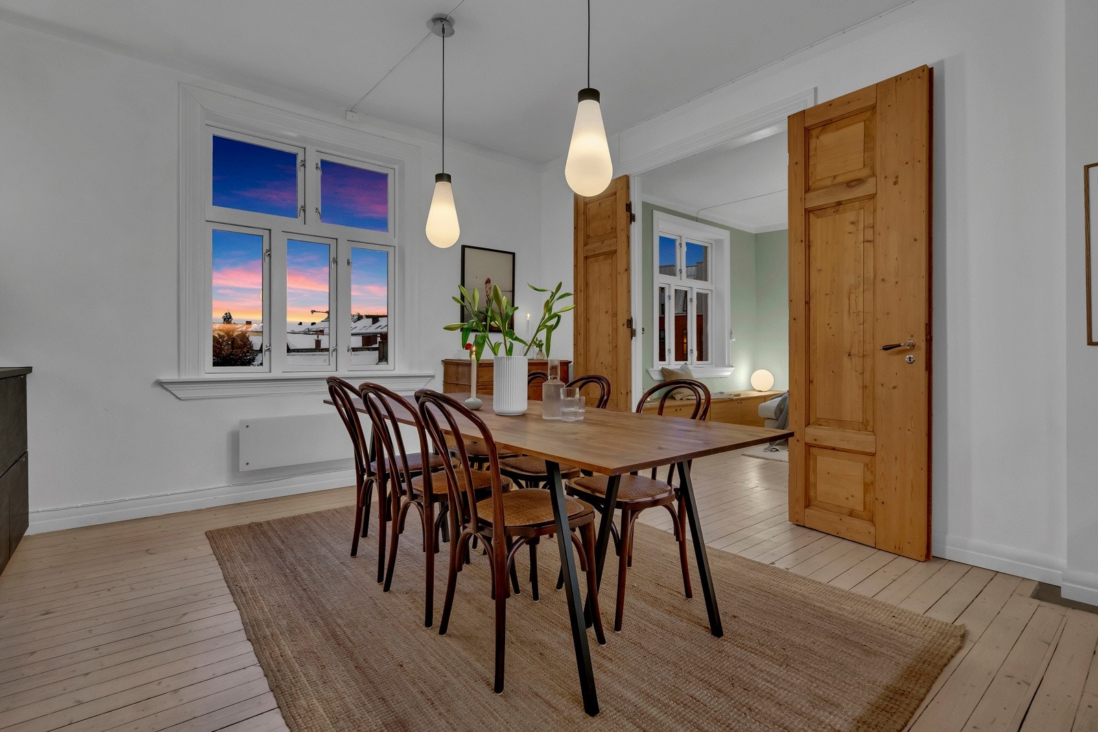 Stor, stemningsfullt og sosialt kjøkken med god plass til stort spisebord. Fra kjøkkenet har man flott utsyn over byens tak østover. Galleribilde