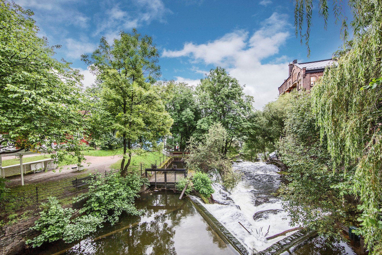 En liten gåtur unna finner man Akerselva. Her har man flotte turmuligheter hele året, og kan følge elven motstrøms mot Nydalen og Maridalen, eller medstrøms til Oslo sentrum. Bildet er tatt ved Hønselouisa´s hus og fossen. Galleribilde