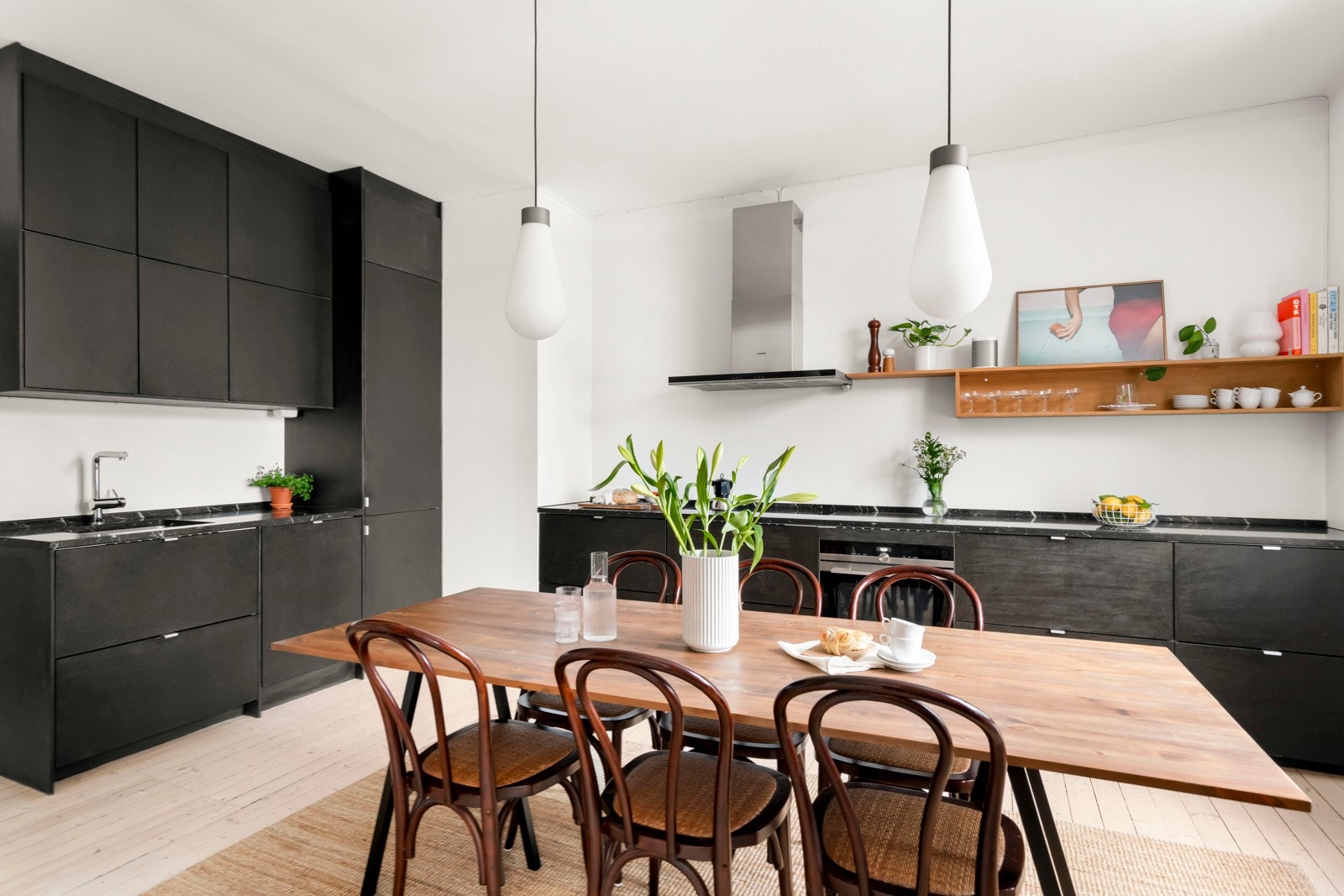 Integrerte kvalitetshvitevarer fra Siemens gjør matlagingen til en drøm, og gir kjøkkenet et rent og strømlinjeformet uttrykk. Galleribilde