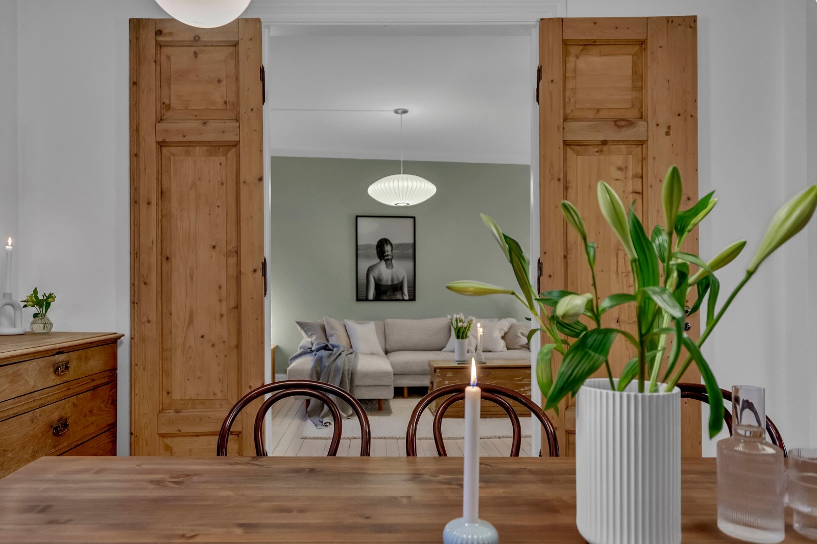 Flotte fløydører deler av stuen og kjøkkenet. Galleribilde