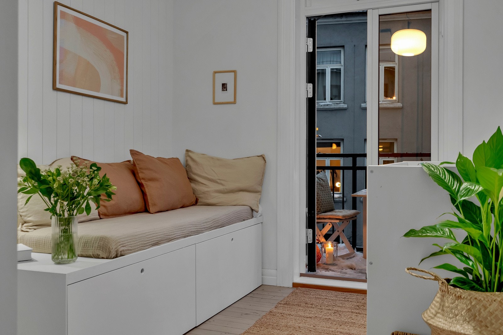 Smart plassbygd benk med masse oppbevaring fungerer som daybed eller gjesteseng. Galleribilde