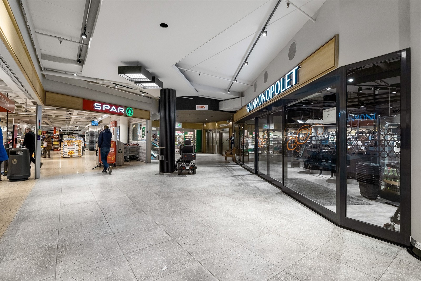 Torget Vest har 30 butikker og 3 spisesteder med bl.a. apotek, frisør, matbutikk og vinmonopol Galleribilde