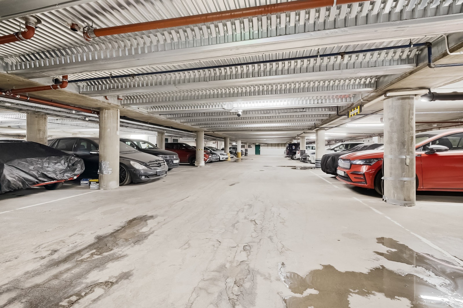 Flere beboere leier biloppstillingsplass i Thams gate parkeringshus som er beliggende i kjede med Torget Vest-bygget Galleribilde