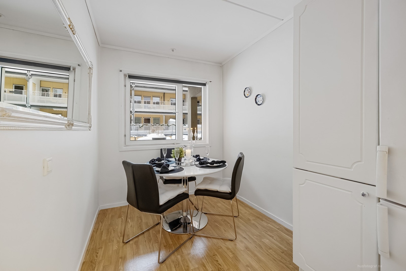Mulighet for spiseplass i enden av rommet ved vinduene Galleribilde