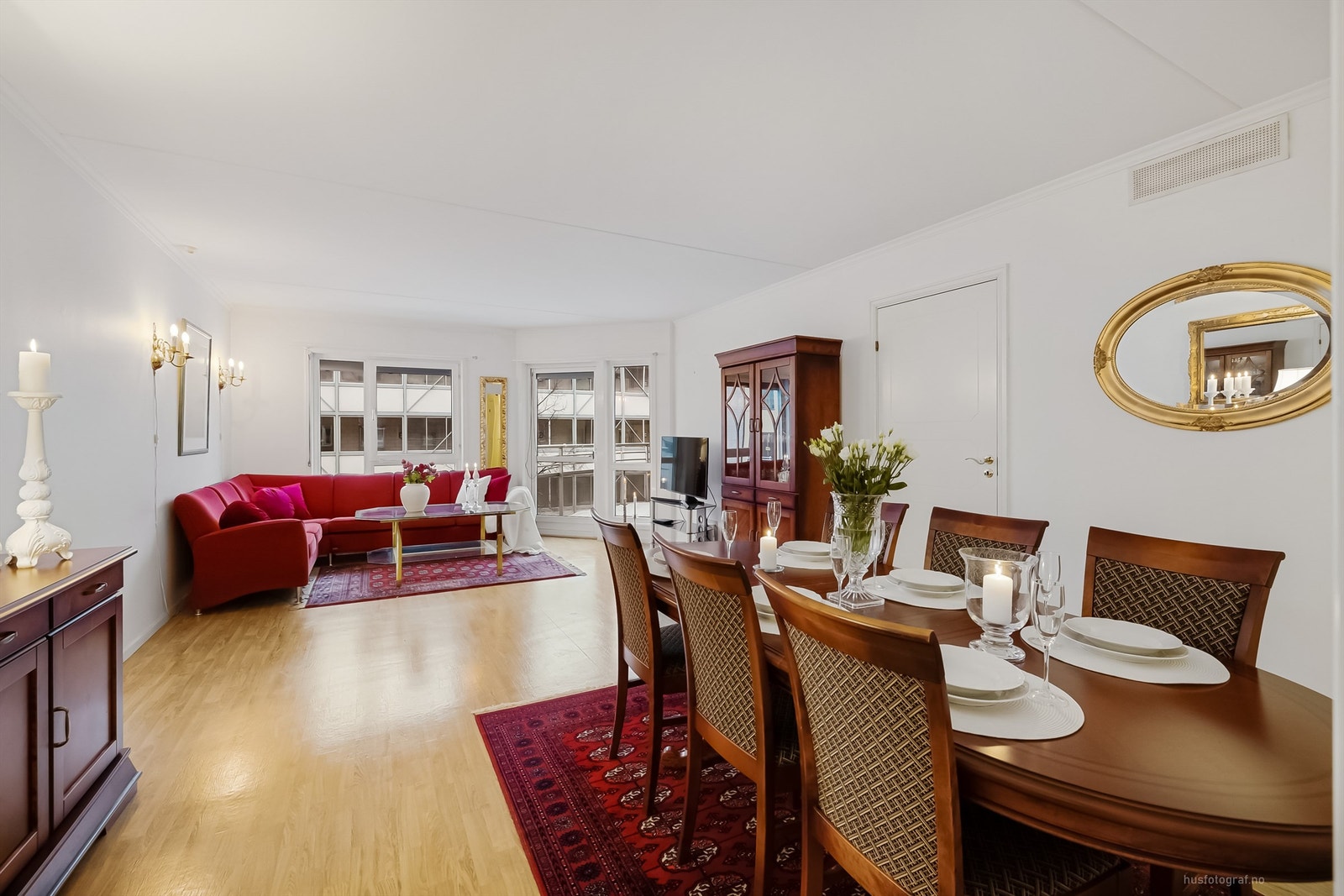 Stue med sofaområde og spiseplass Galleribilde