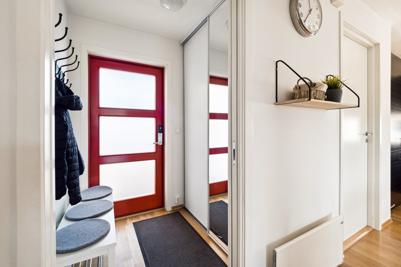 Godt med garderobeplass i både skyvedørsgarderobe i entre og i gang. Galleribilde