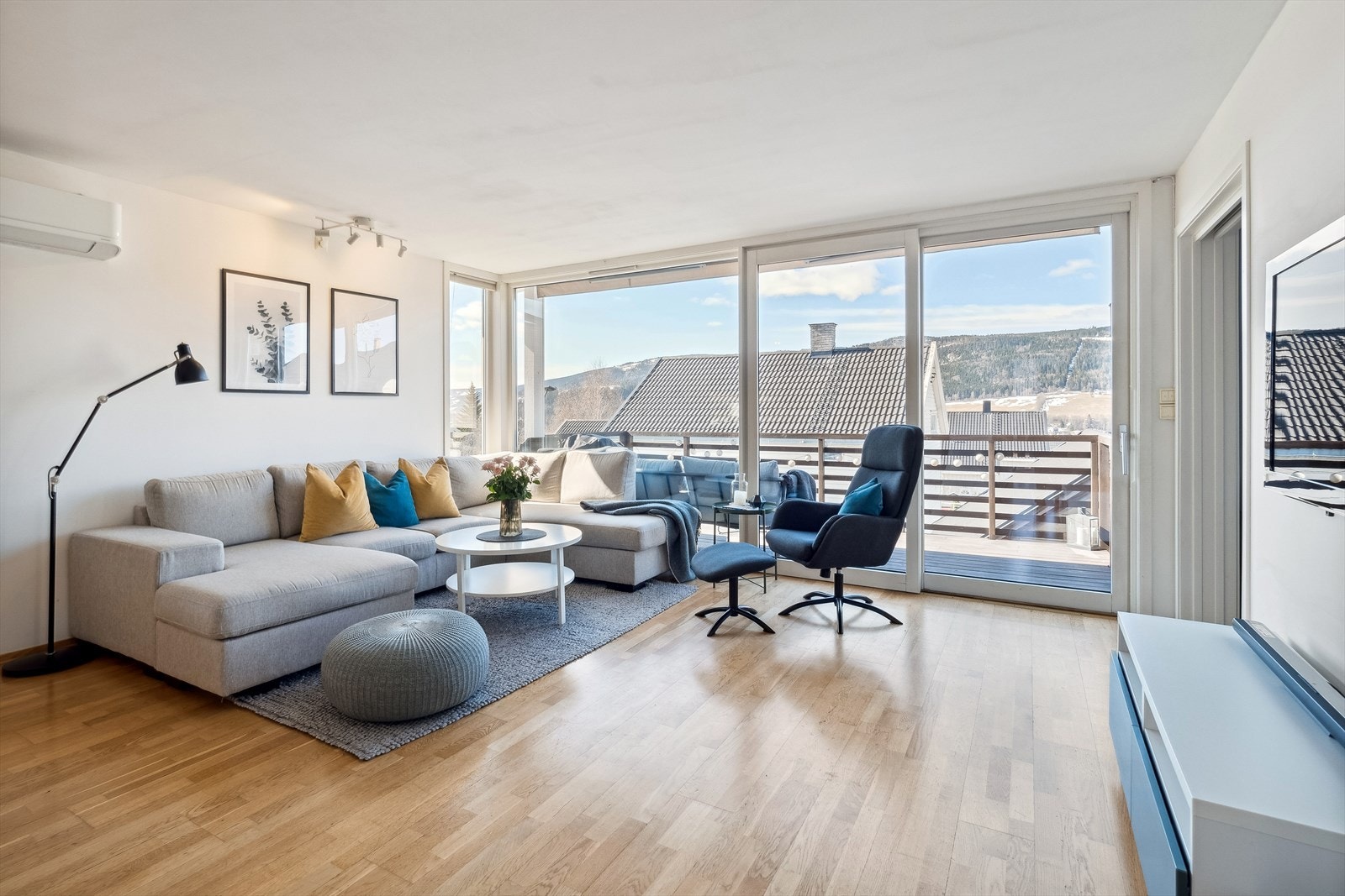 Lys stue med store vindusflater som gir godt med lys inn i rommet. Galleribilde