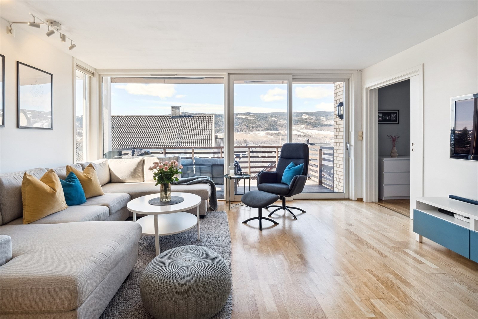 De store gulv-til-tak vinduene gir rikelig med naturlig lys samtidig som utsikten kan nytes flere steder i leiligheten. Galleribilde