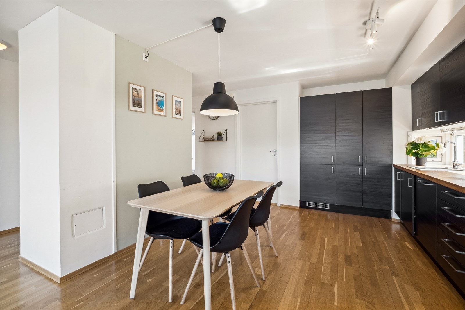 Plass til spisestuemøblement ved kjøkkenet. Galleribilde