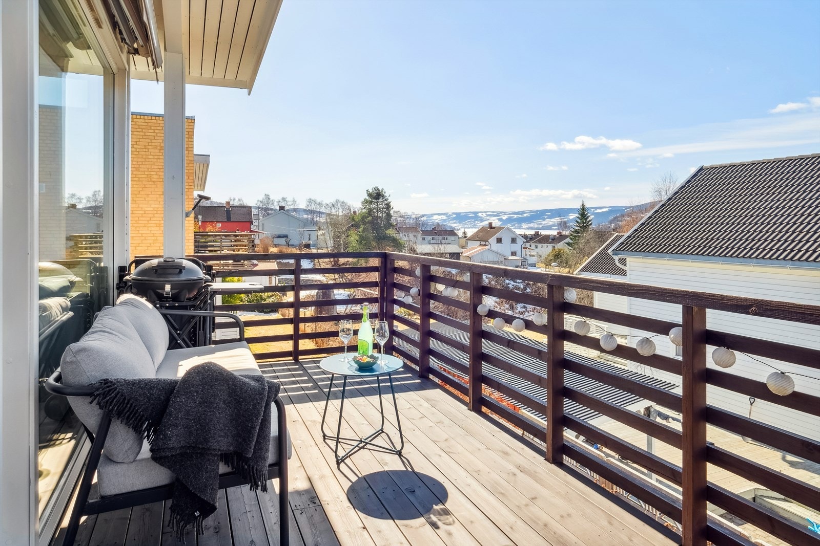 Fra den vestvendte verandaen er det gode muligheter for å kunne nyte godværsdagene sammen med den fine utsikten. Galleribilde
