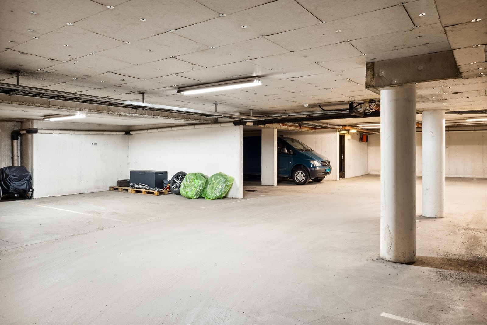 Andelen disponerer en parkeringsplass i felles garasjeanlegg, og det er mulighet for å parkere utendørs foran boligen. Galleribilde