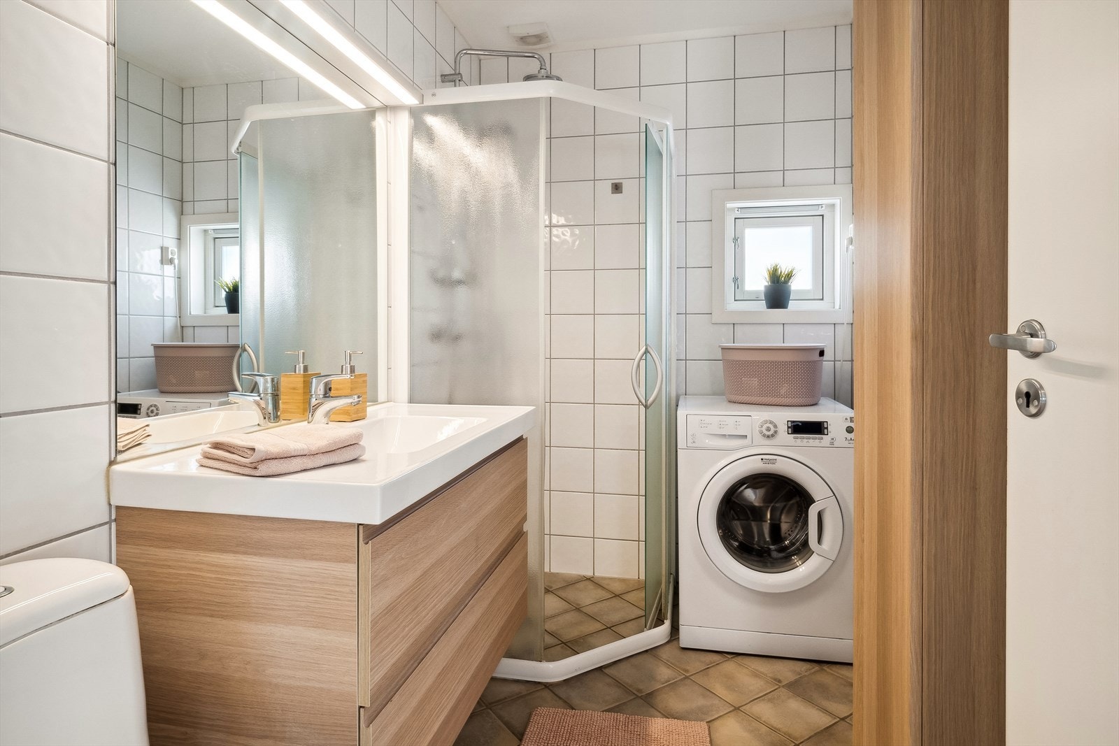 Baderommet har en moderne stil med flislagte vegger og gulv med gulvvarme. Galleribilde