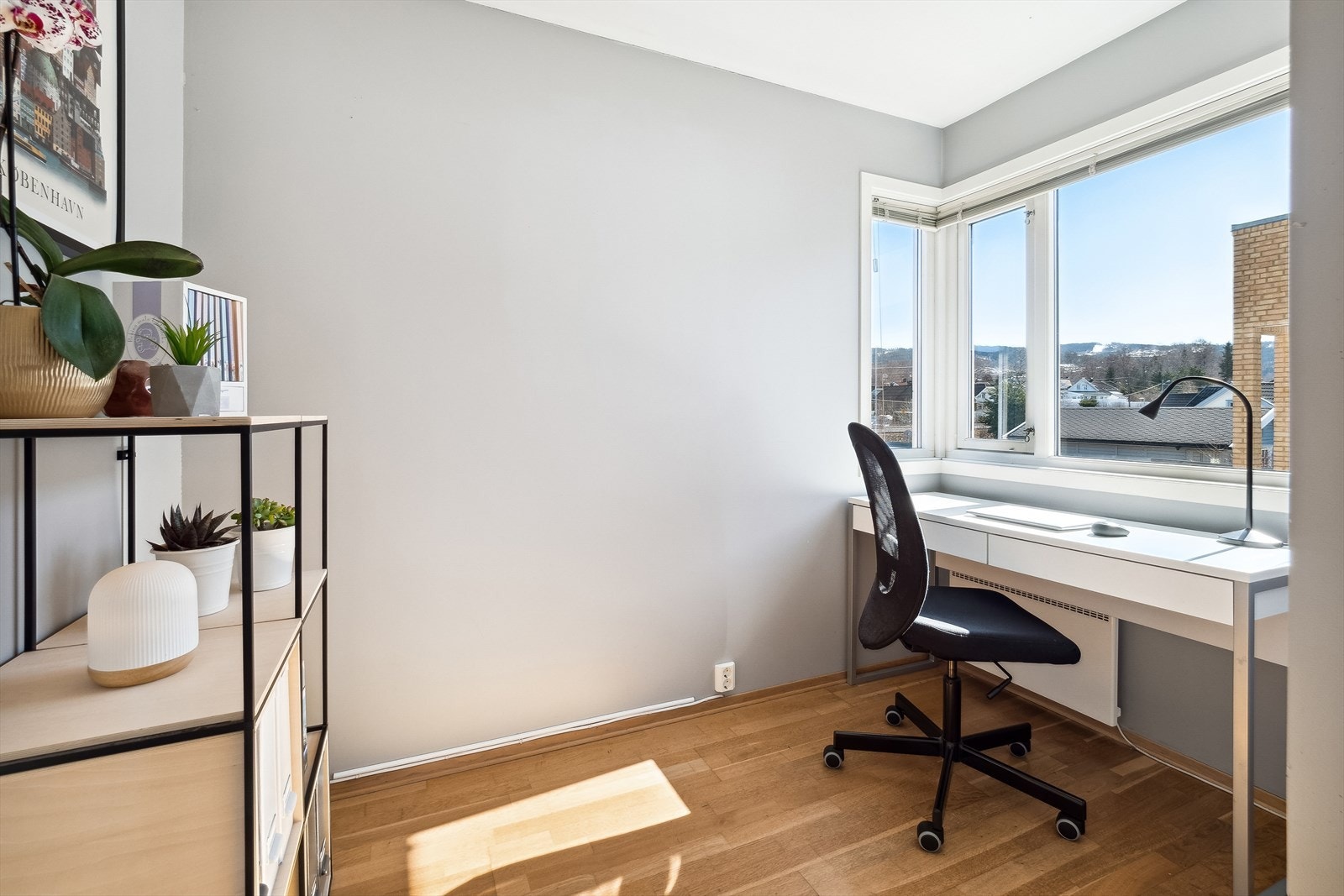 Rommet er i dag innredet som kontor, men er ikke søkt godkjent til dagens bruk (se punkt ferdigattest). Galleribilde