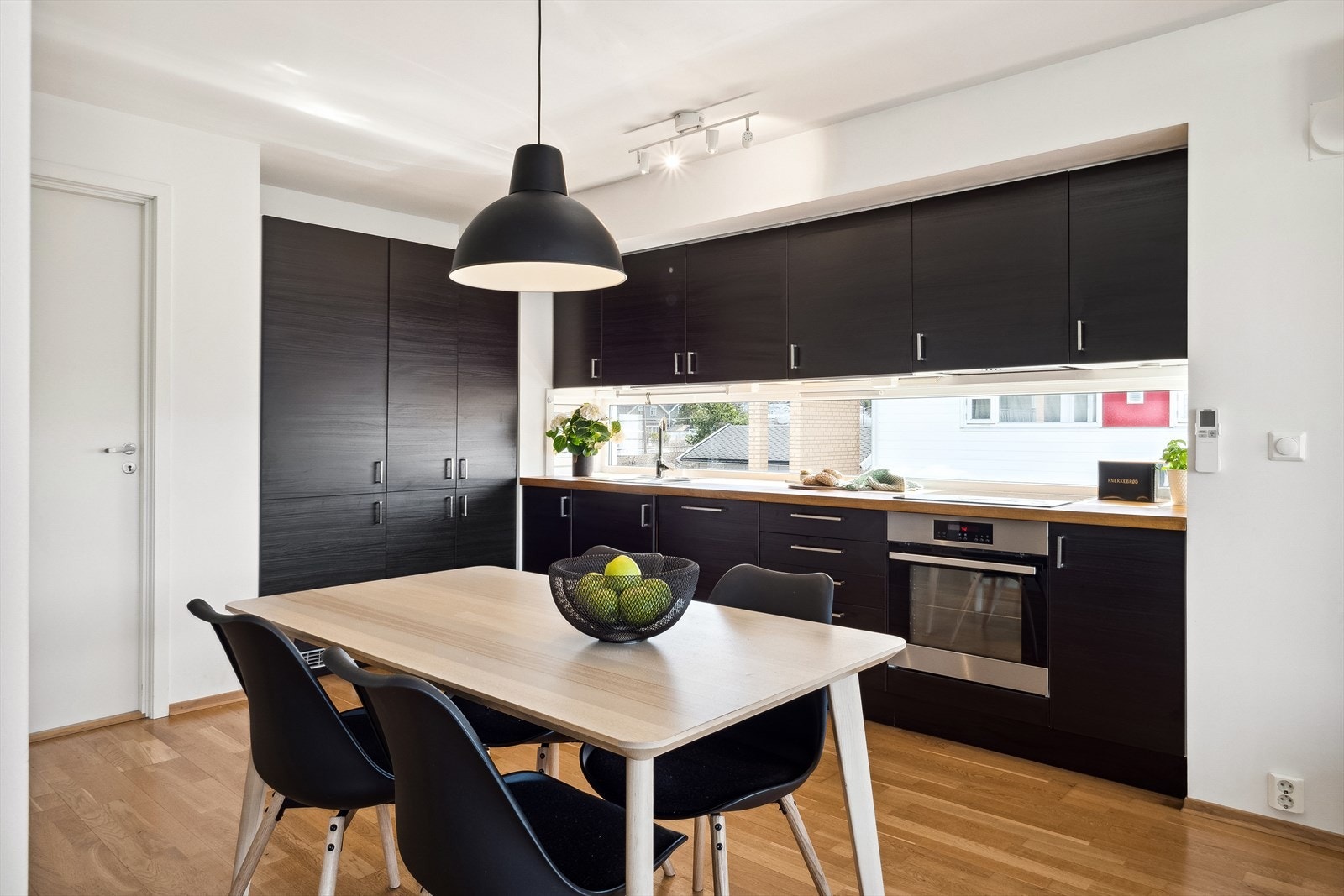 Kjøkkenet er utstyrt med platetopp, stekeovn, oppvaskmaskin og kjøle-/fryseskap som er integrert i innredningen. Galleribilde