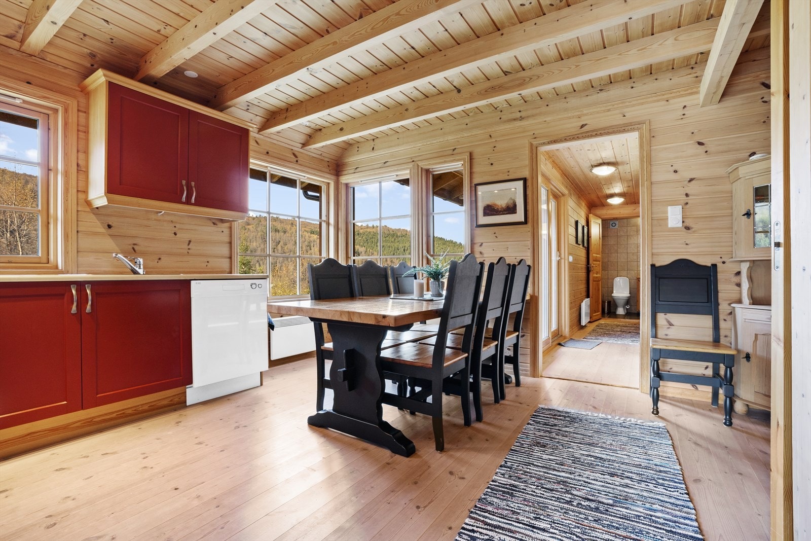 Kjøkkenet er romslig med godt med skapplass og en behagelig kombinasjon av moderne og rustikke elementer Galleribilde