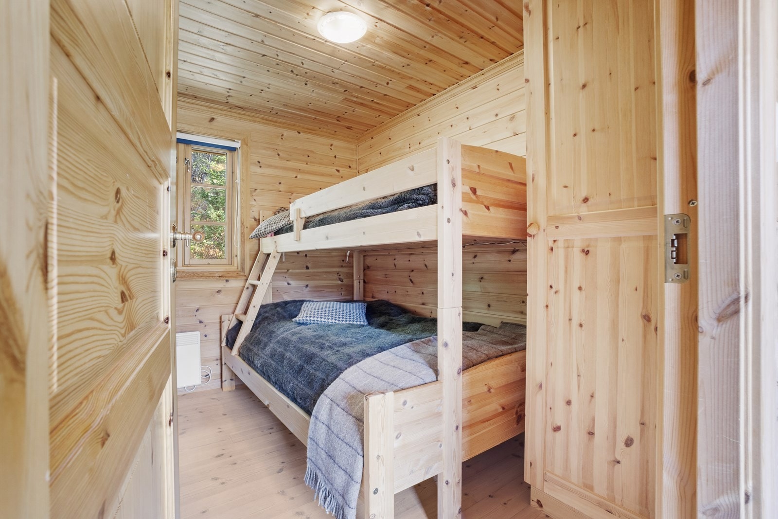 Hytten har i alt tre soverom i første etasje Galleribilde