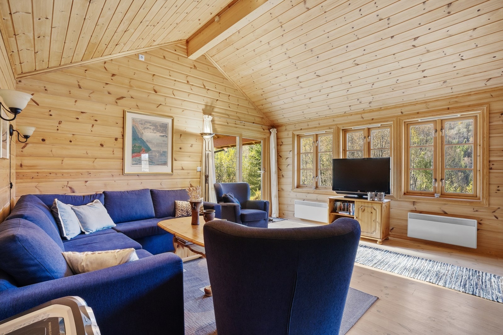 Det er god plass til møblering samt enkel adkomst til terrassen via en praktisk skyvedør, som inviterer til å trekke ut i hagen på solrike dager Galleribilde