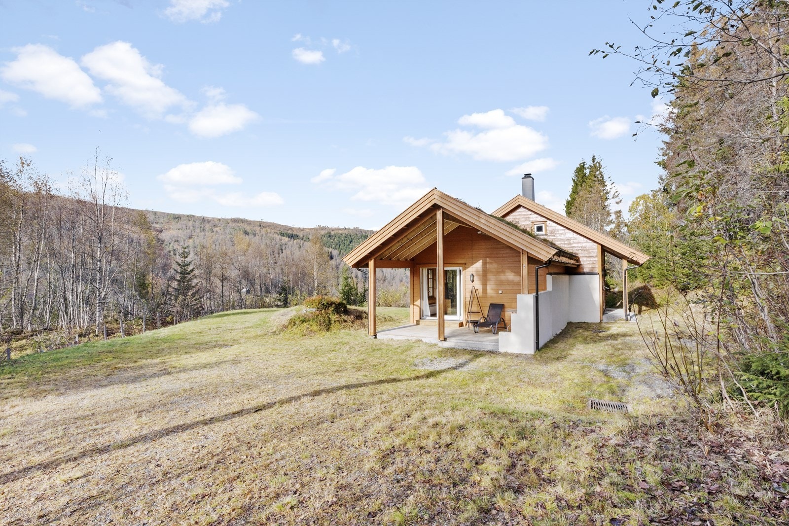 Opparbeidet med flate og skrånende partier, som gir en fin balanse mellom hage og natur Galleribilde