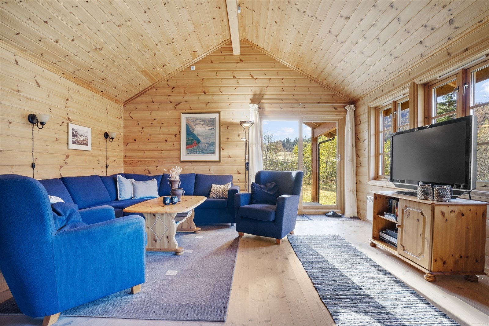 Dette er en fritidsbolig som byr på både funksjonalitet og komfort, omgitt av vakker natur Galleribilde