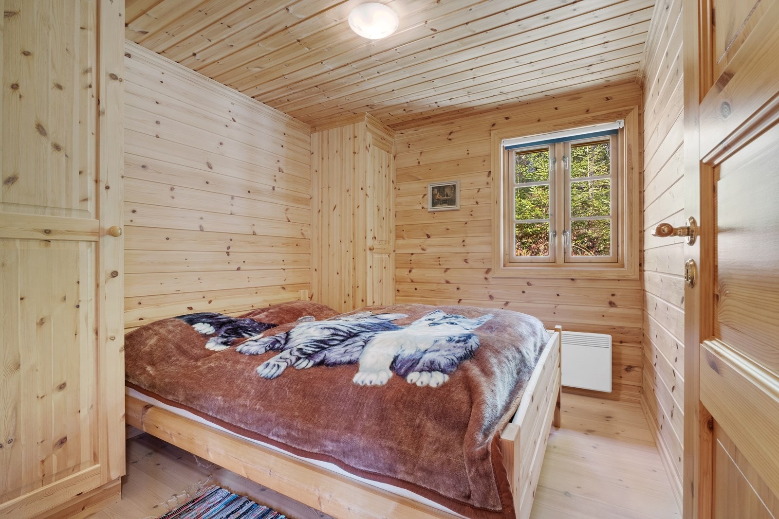 Soverommene i hytten er innbydende og funksjonelle med en lun og koselig følelse Galleribilde