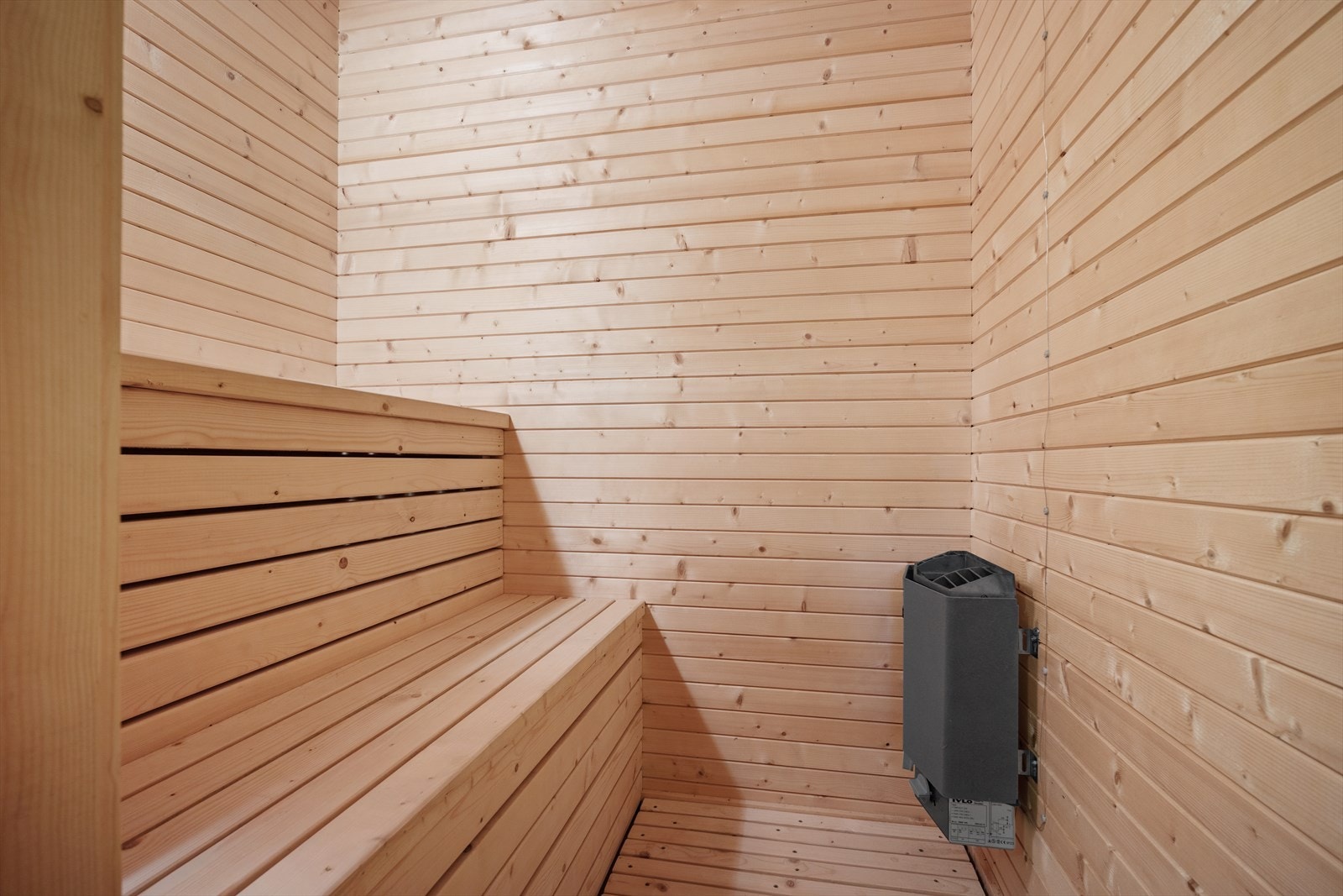 I tillegg har badet en badstue med plass til flere personer, perfekt for avslapning etter en lang dag eller som et luksuriøst tilskudd til hverdagen Galleribilde