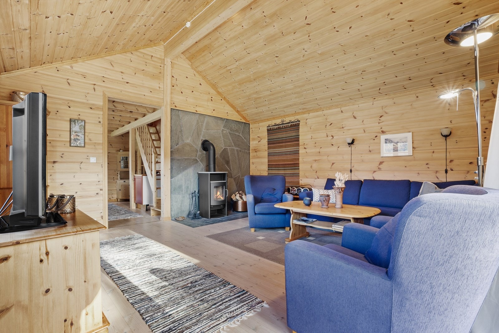 Peisovn er det selvsagt i stuen, noe som gir både hygge og varme på kalde dager Galleribilde