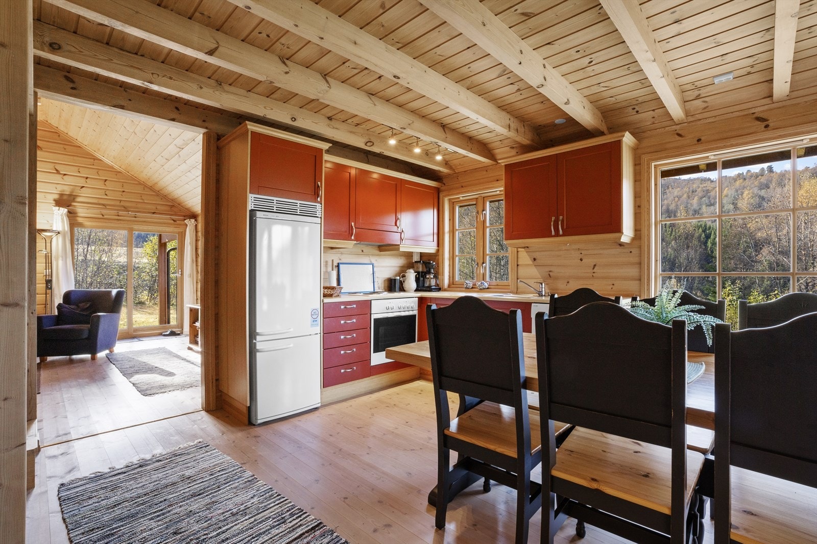 Kjøkkenet ligger vegg i vegg med stuen Galleribilde