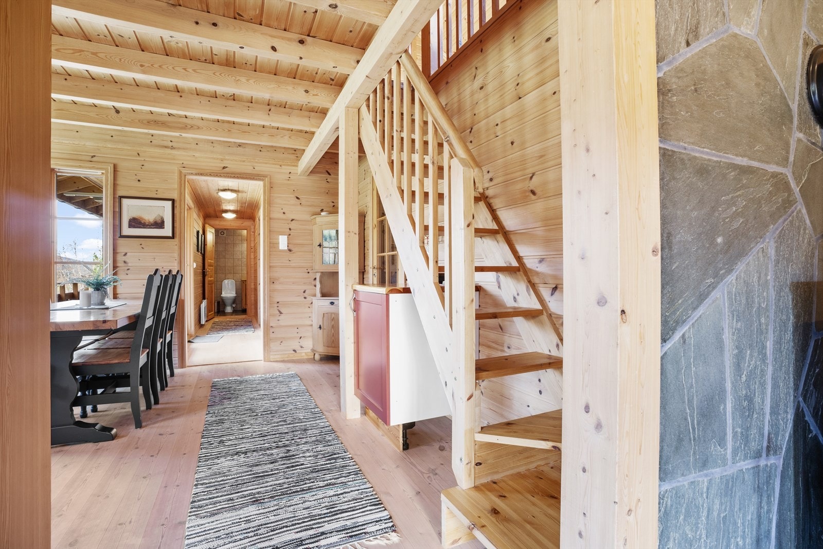 Trappetilkomst til hemsen fra kjøkkenet Galleribilde