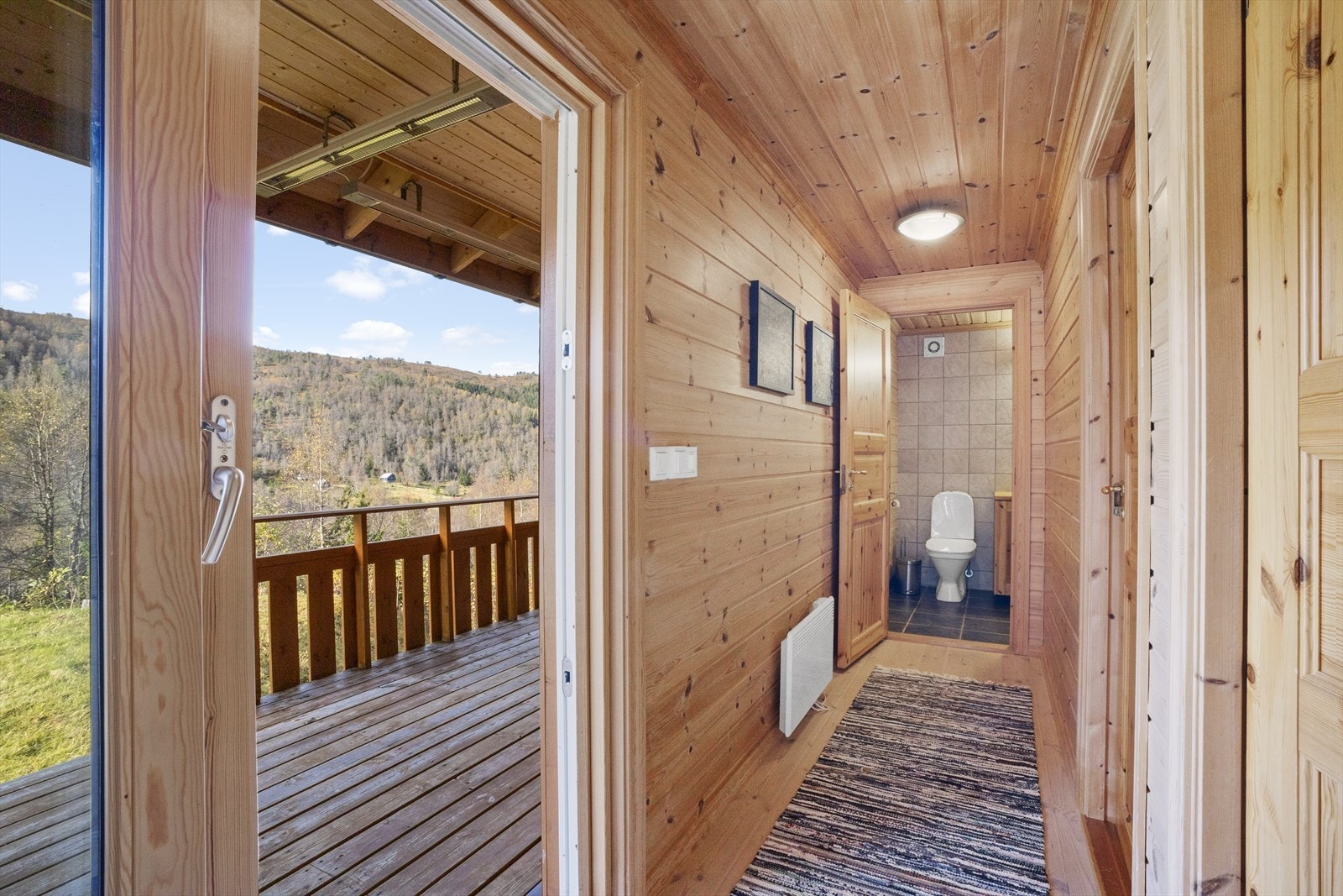 Kjøkkenet har enkel adkomst til altan utenfor, perfekt for å nyte måltider ute på fine dager Galleribilde