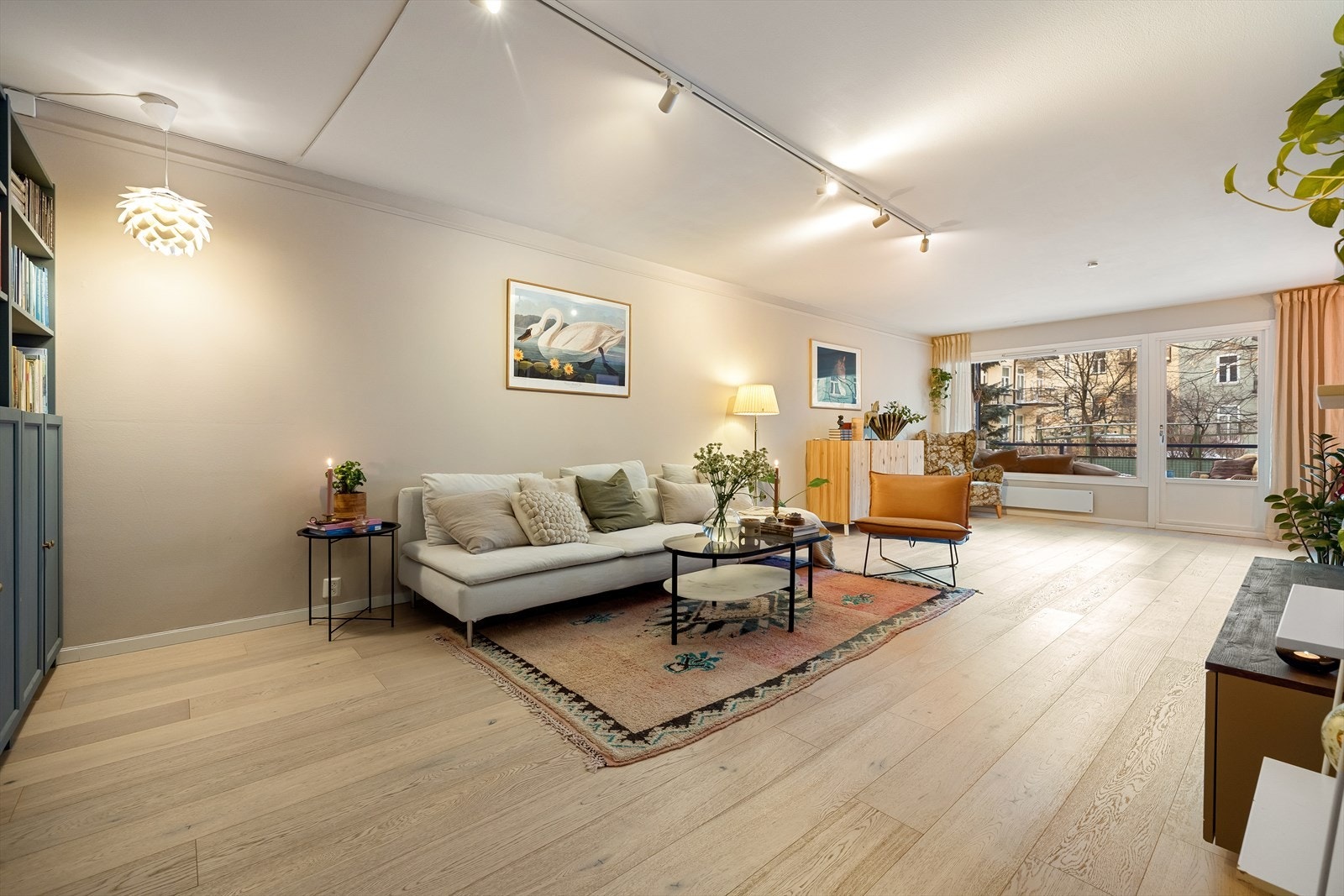 Leiligheten ligger i 2. etasje og inneholder entré, bad/vaskerom, kjøkken, stue og to soverom. Galleribilde