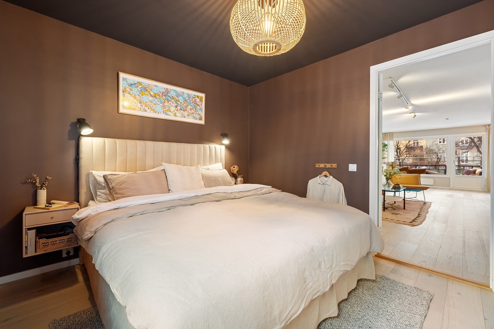 Rommet er malt i en stilig fargetone som passer godt med gulvet. Galleribilde